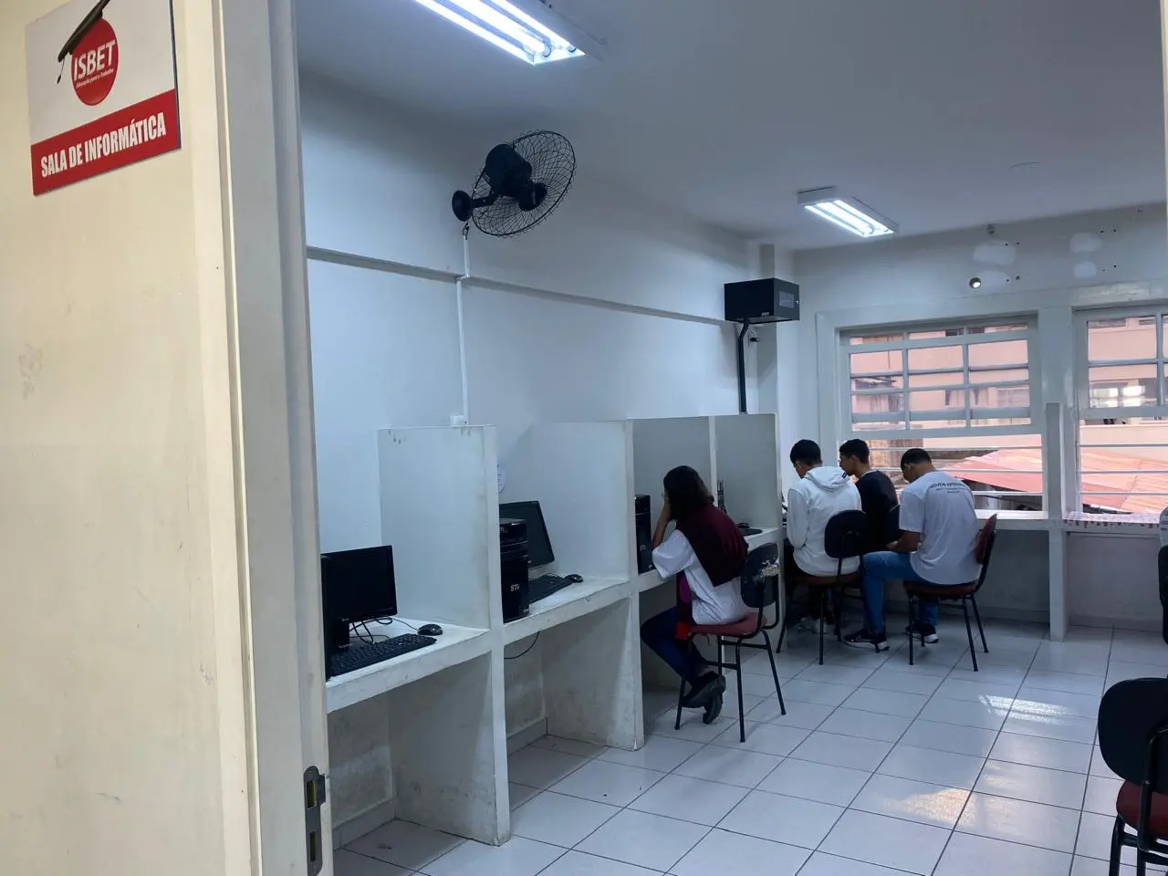 sala-inclusão-digital-jovem-aprendiz-e-estagiário-ISBET-Belo-Horizonte