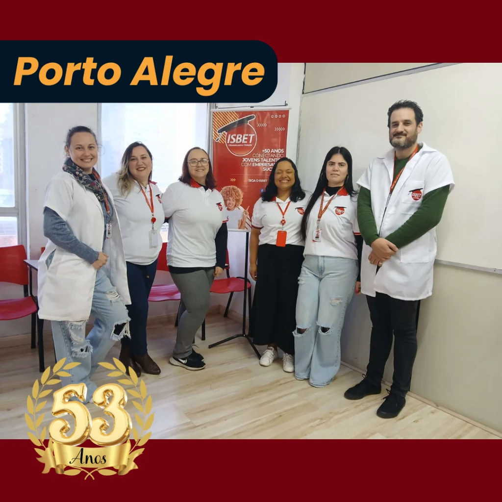 Equipe de Porto alegre de pé sorrindo