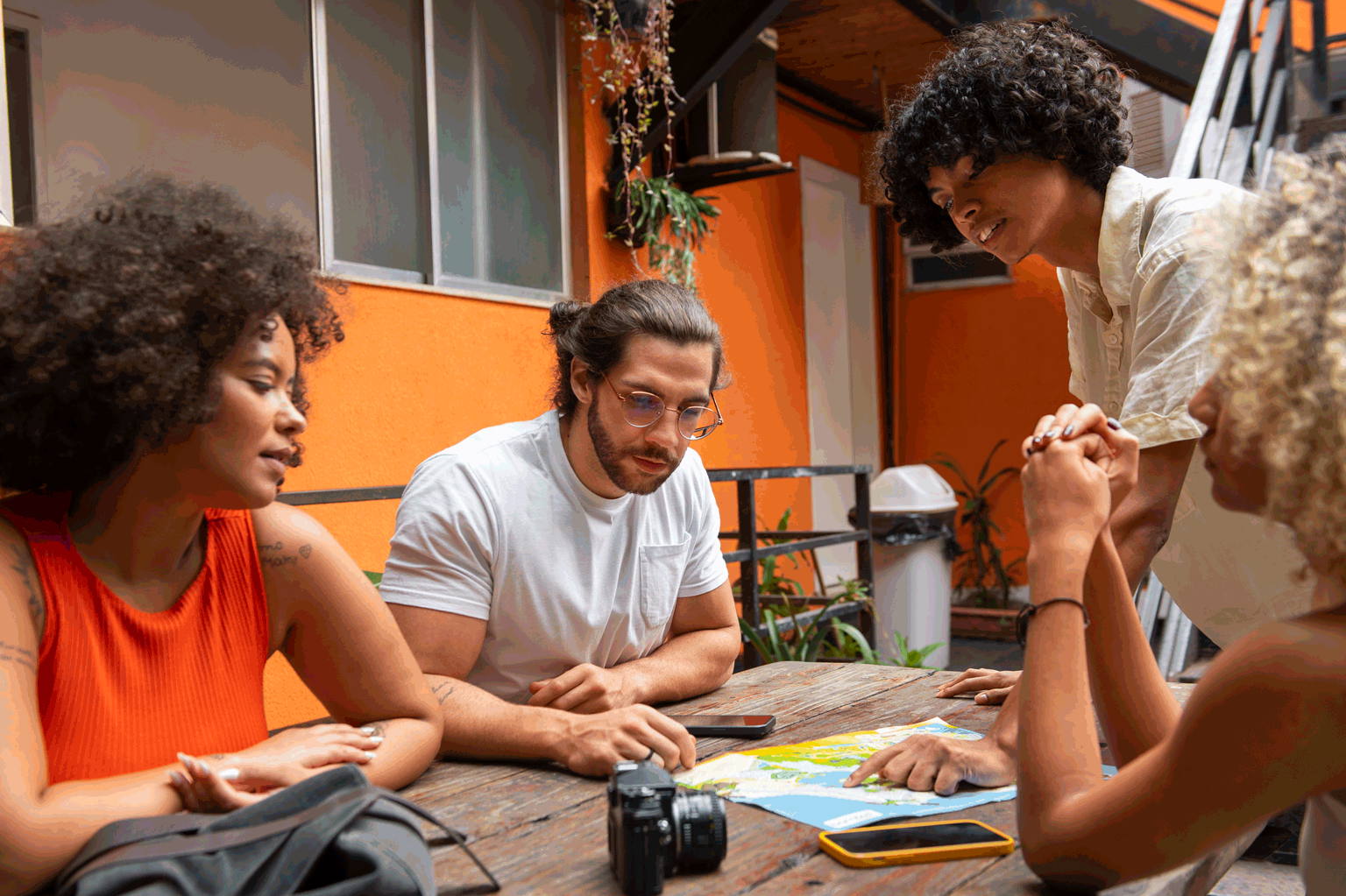 Grupo de jovens aprendizes conversando sobre a cultura organizacional da empresa.