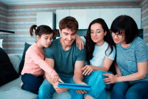 o papel da familia na orientação do jovem, na foto, a familia esta junto com o jovem orientando