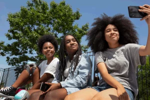 3 jovens meninas negras sorrindo para self!