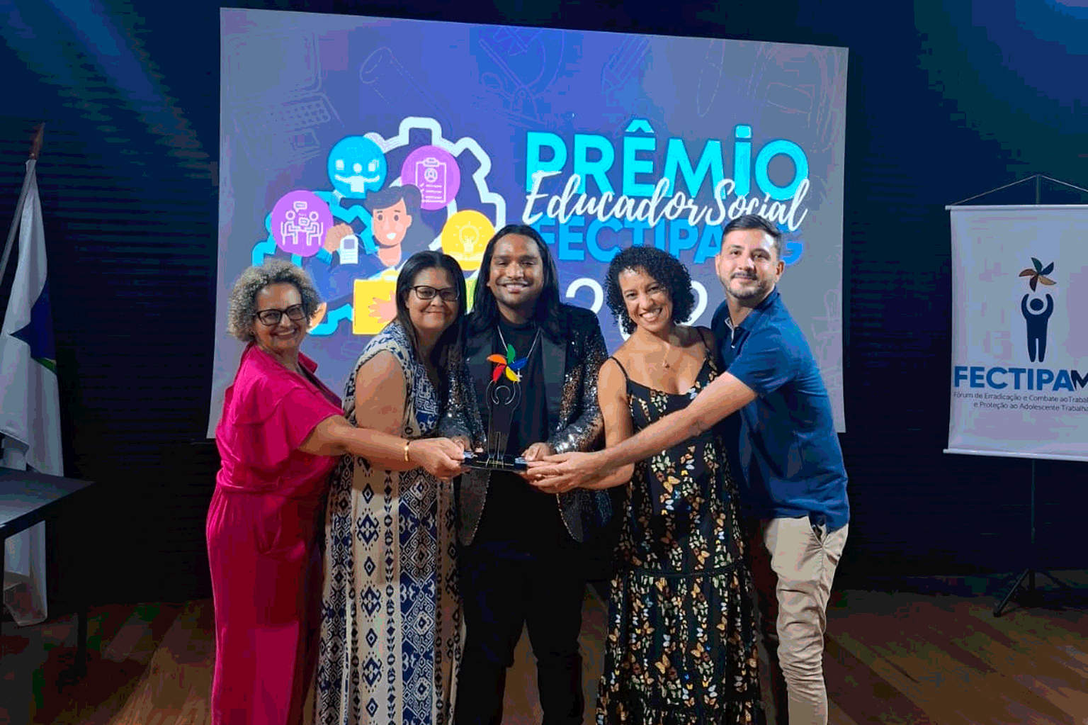 ISBET BH ganha prêmio educador 2024 e na imagem os representantes estão juntos na foto