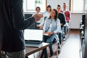 Na imagem uma sala de aula de universidade