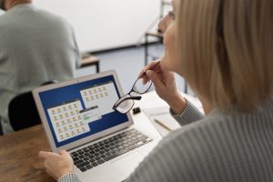 Equipe participa de testes gamificados no recrutamento, uma tendência em RH que avalia competências com dinâmicas interativas e envolventes.