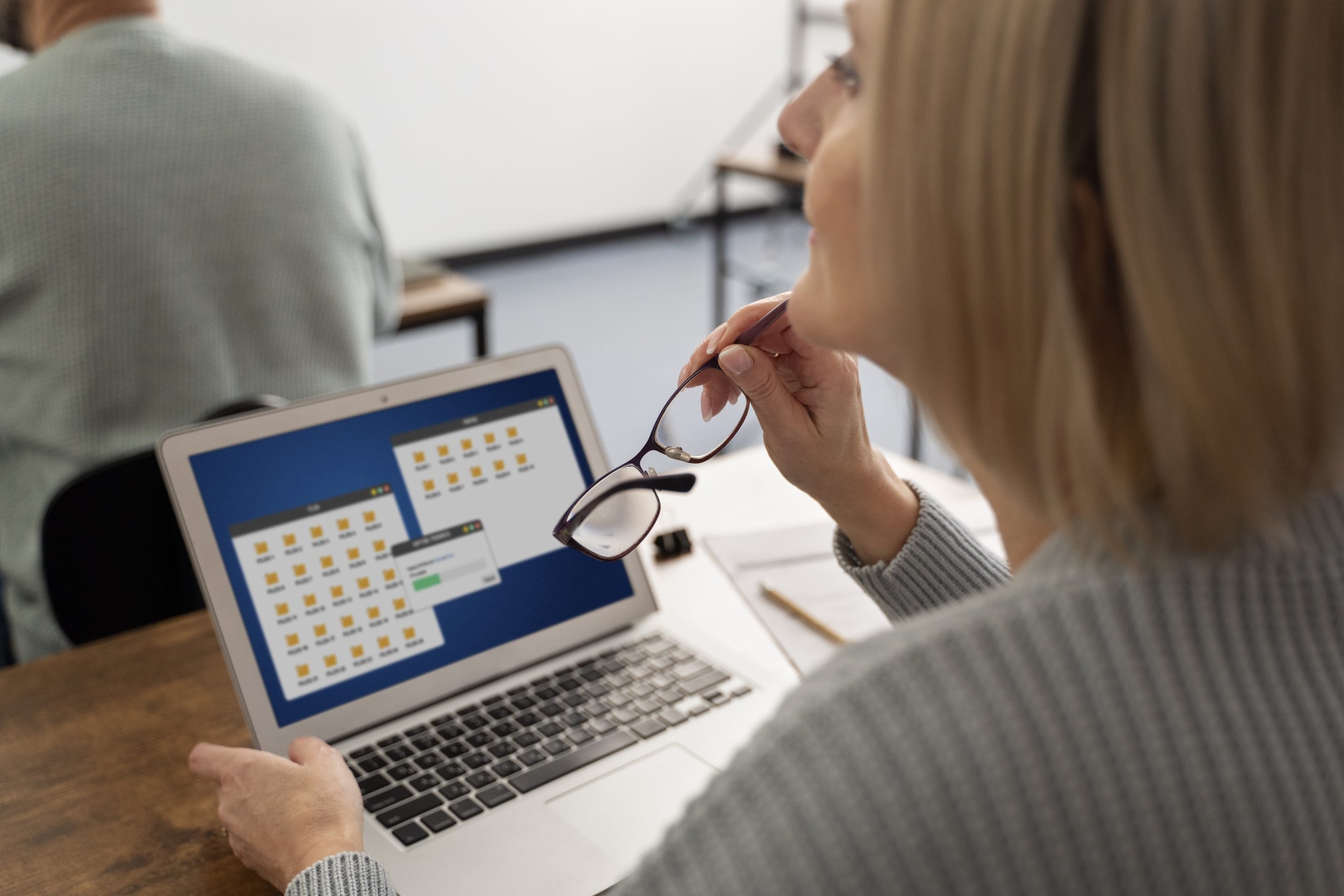 Equipe participa de testes gamificados no recrutamento, uma tendência em RH que avalia competências com dinâmicas interativas e envolventes.