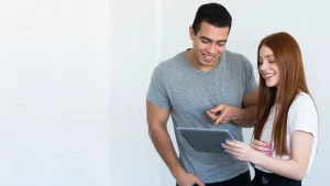 Jovem recebendo feedback construtivo de seu supervisor no ambiente de trabalho.
