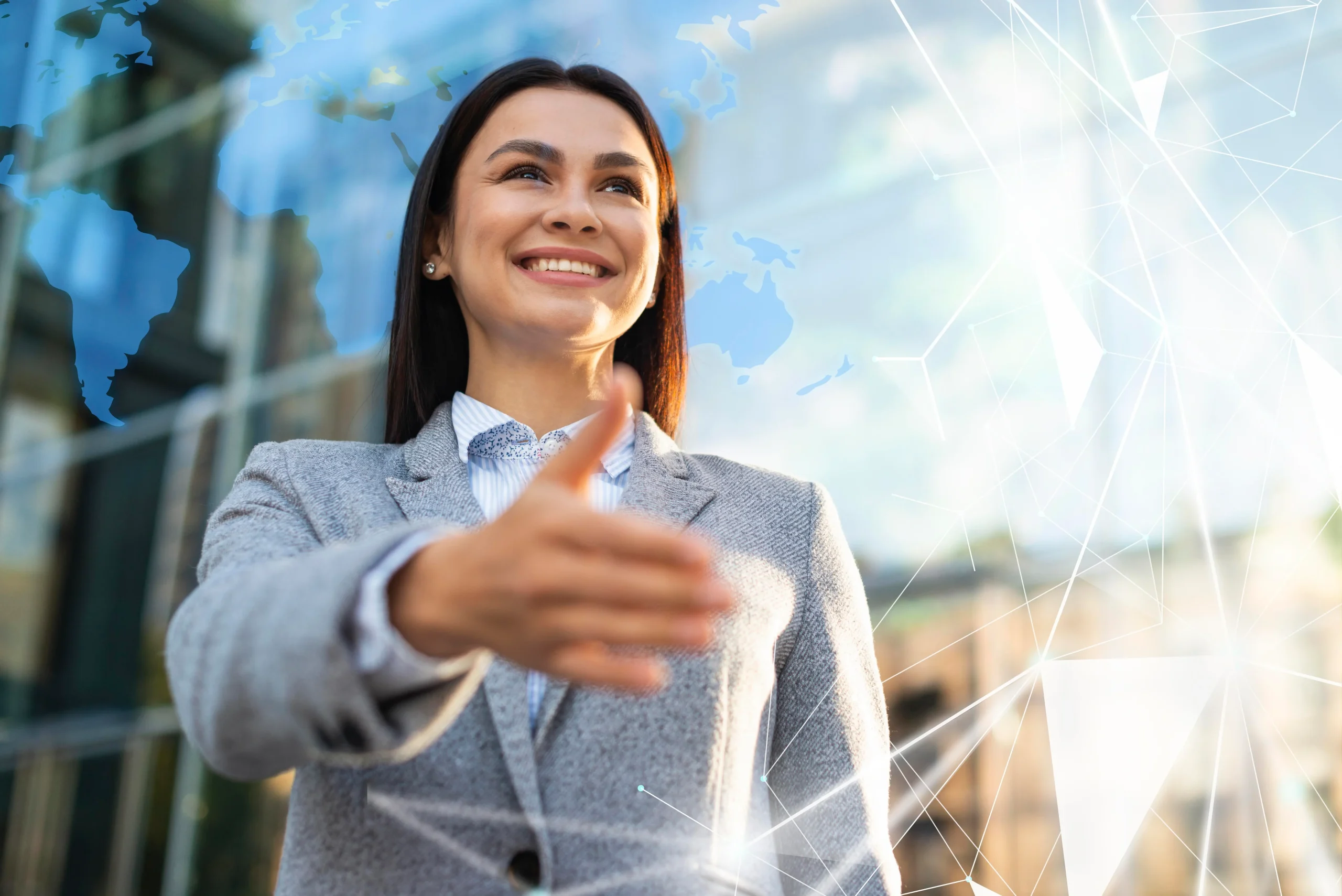 Mulher de negócios sorridente estende a mão para um cumprimento, simbolizando networking, parceria profissional e confiança no ambiente corporativo. Fundo com elementos de tecnologia e mapa do mundo sugere conexão global e inovação no mundo dos negócios.