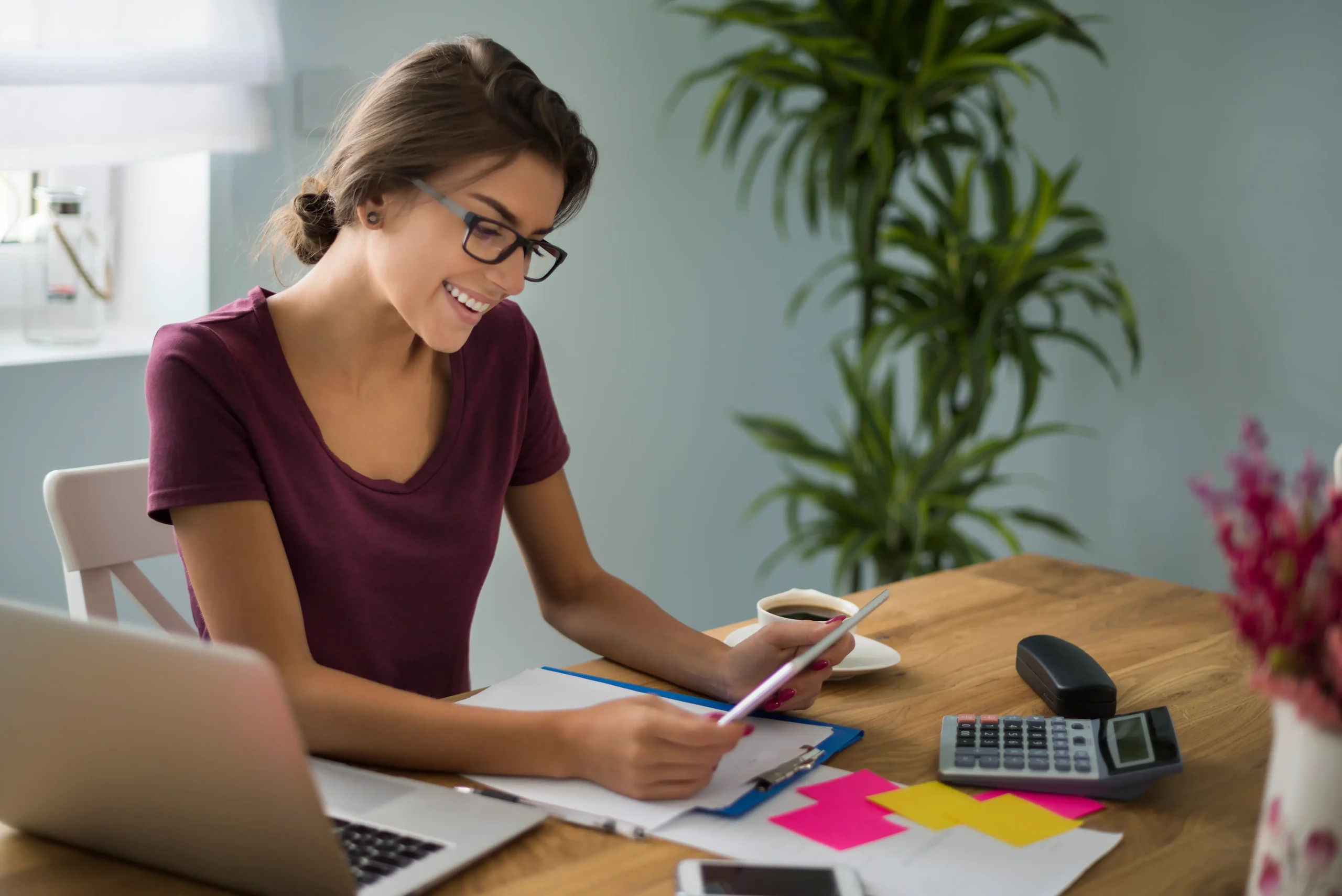 Jovem aprendendo educação financeira para jovens com controle de gastos e planejamento