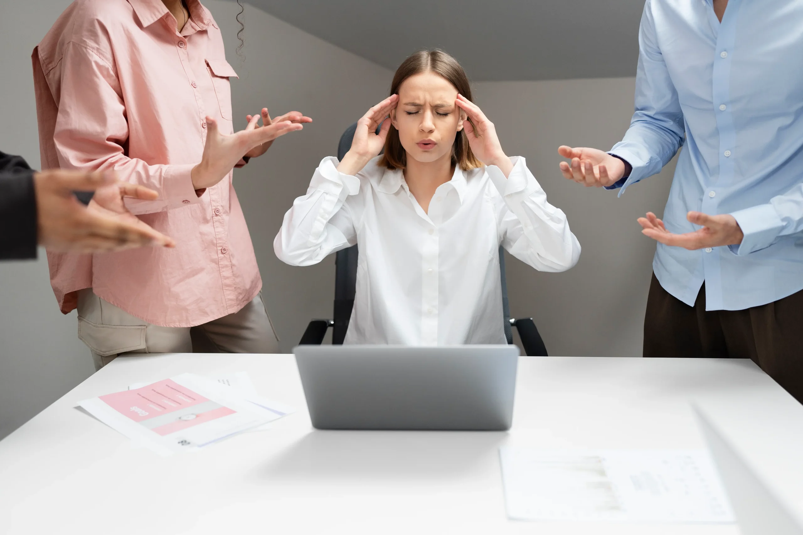 Ambiente de trabalho tóxico: quando a pressão dos colegas se transforma em sobrecarga emocional.