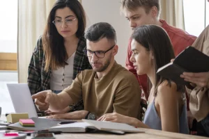 Na imagem jovens e rh conversam sobre cota de aprendizagem
