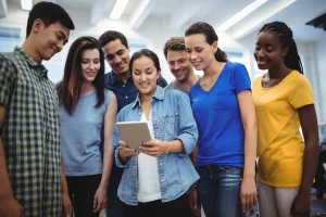 Jovens aprendizes reunidos vendo a vaga no tablet.