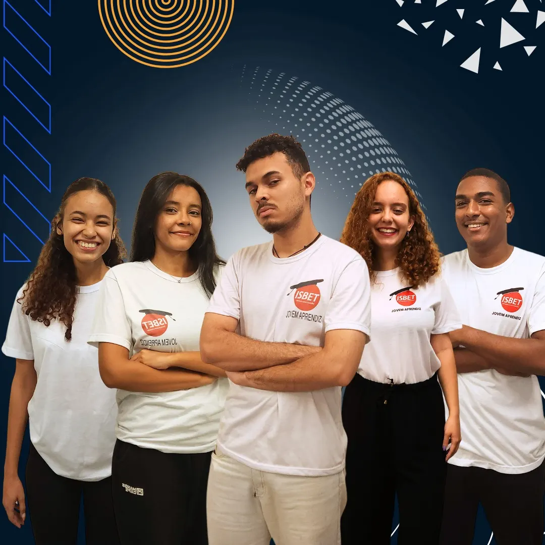 Jovem sorrindo com camiseta do ISBET