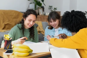 Grupo de jovens aprendizes em treinamento teórico, beneficiados pela cota de aprendizagem em uma cidade do interior, com suporte do ISBET.