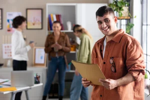 jovem aprendiz trabalhando em uma empresa com apoio de colega