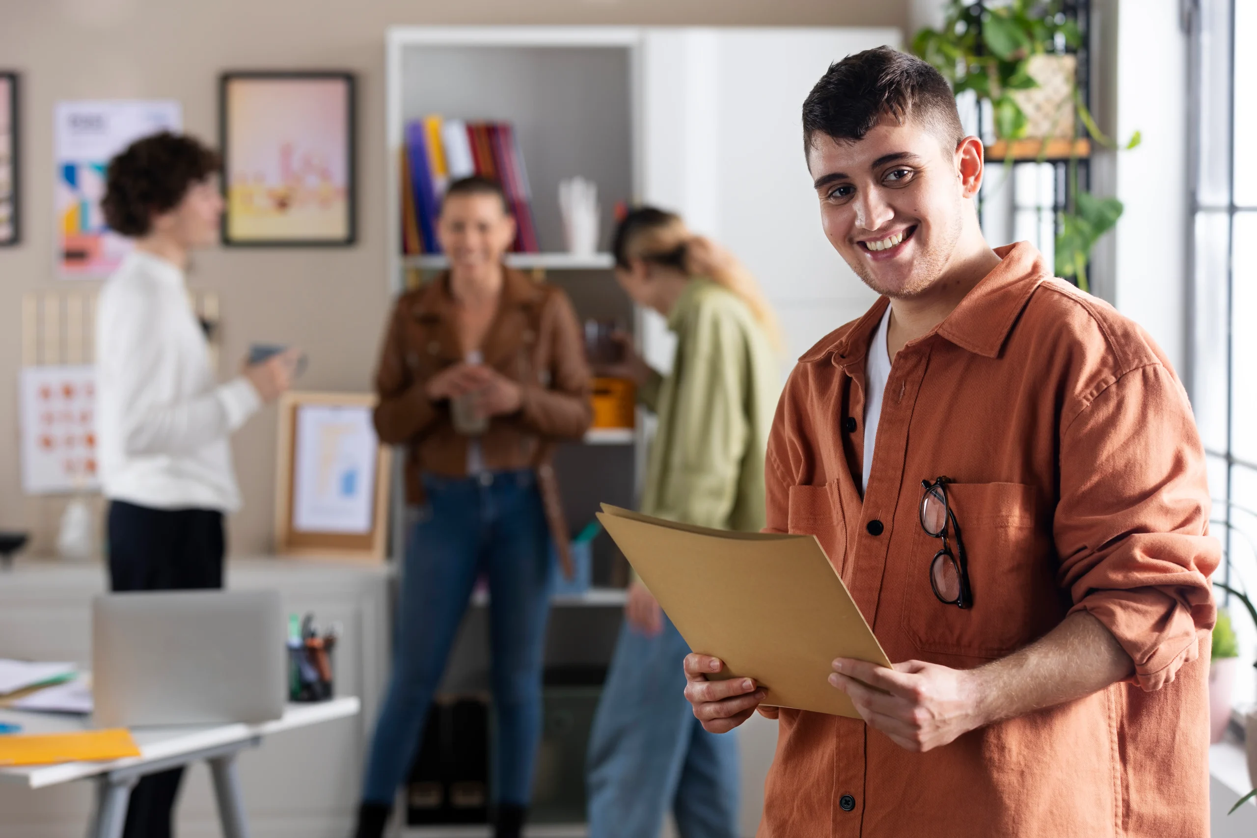 jovem aprendiz trabalhando em uma empresa com apoio de colega
