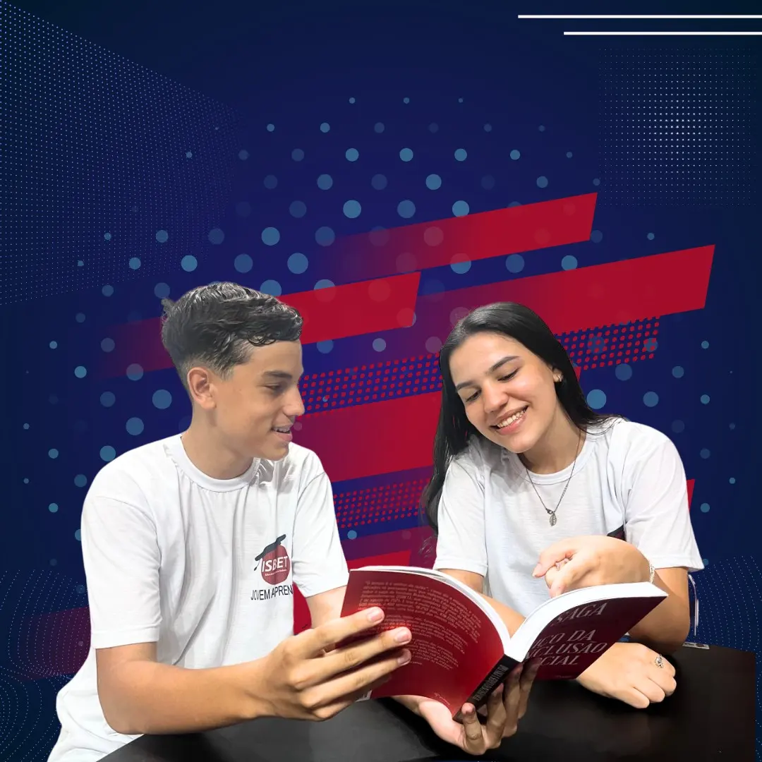 Jovem aprendiz com livros sorrindo