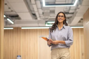 Estudante aplicando na prática as vantagens do estágio para estudantes