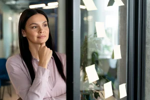 Estudante usando o estágio como estratégia de carreira dentro de uma empresa.