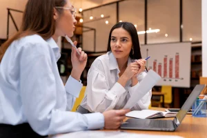 Profissionais de RH reunidos analisando documentos para uma audiência fiscal.