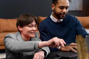 Jovem aprendiz sendo orientado no ambiente de trabalho — programa de aprendizagem ISBET.