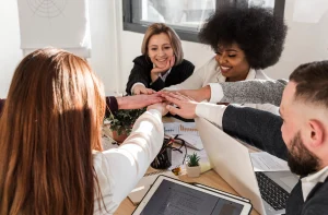 Grupo de estagiários e aprendizes participando de capacitação promovida pelo ISBET, se preparando para atuar como futuras lideranças em Recursos Humanos.