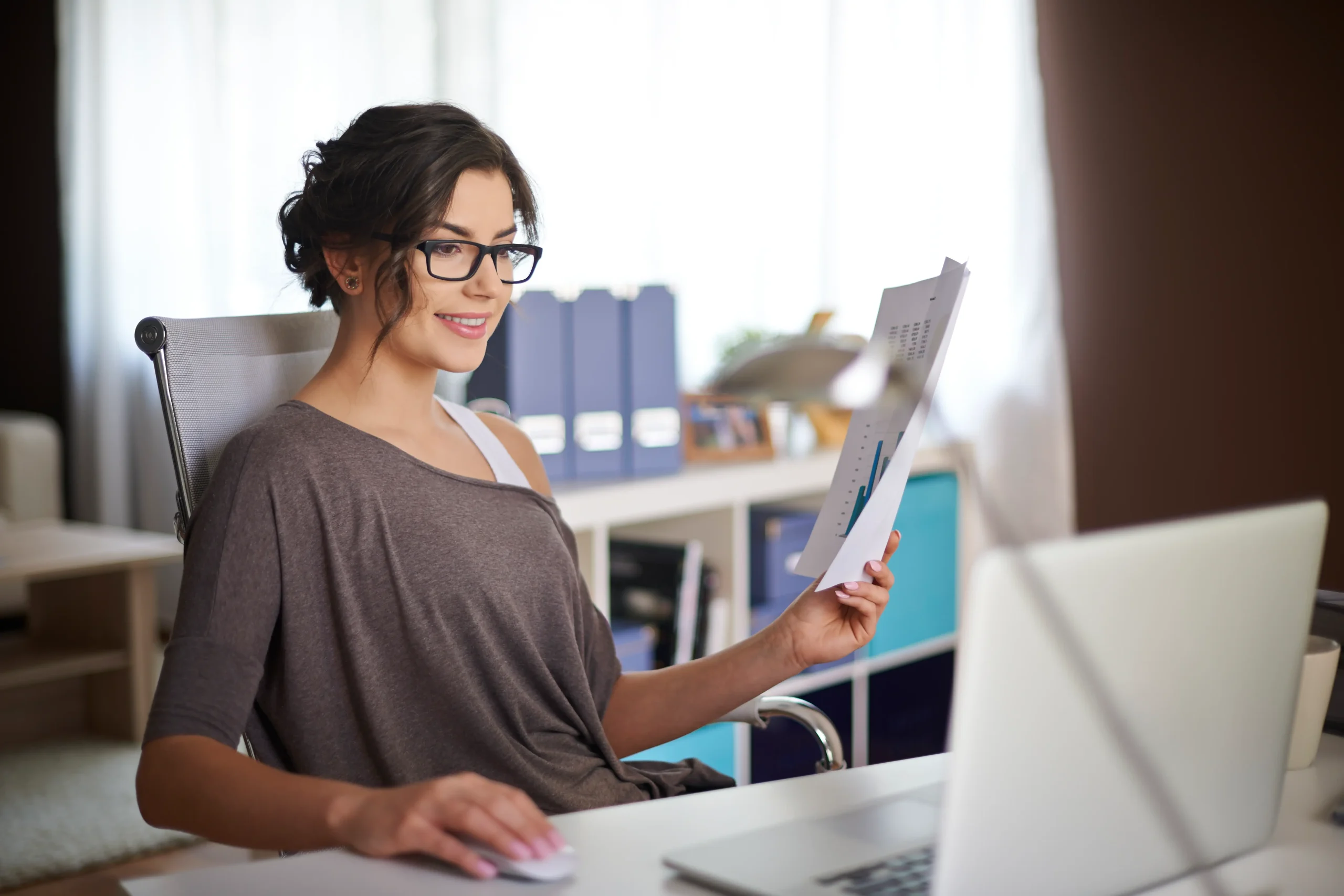 Mulher do RH no escritório analisando diferentes modelos de contratação para novos colaboradores.