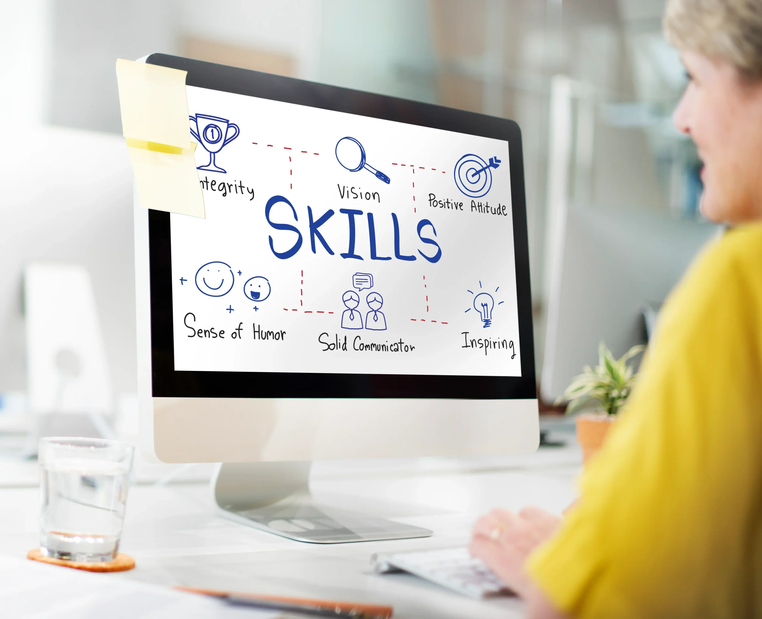 soft skills no primeiro emprego sendo aplicadas por jovem.