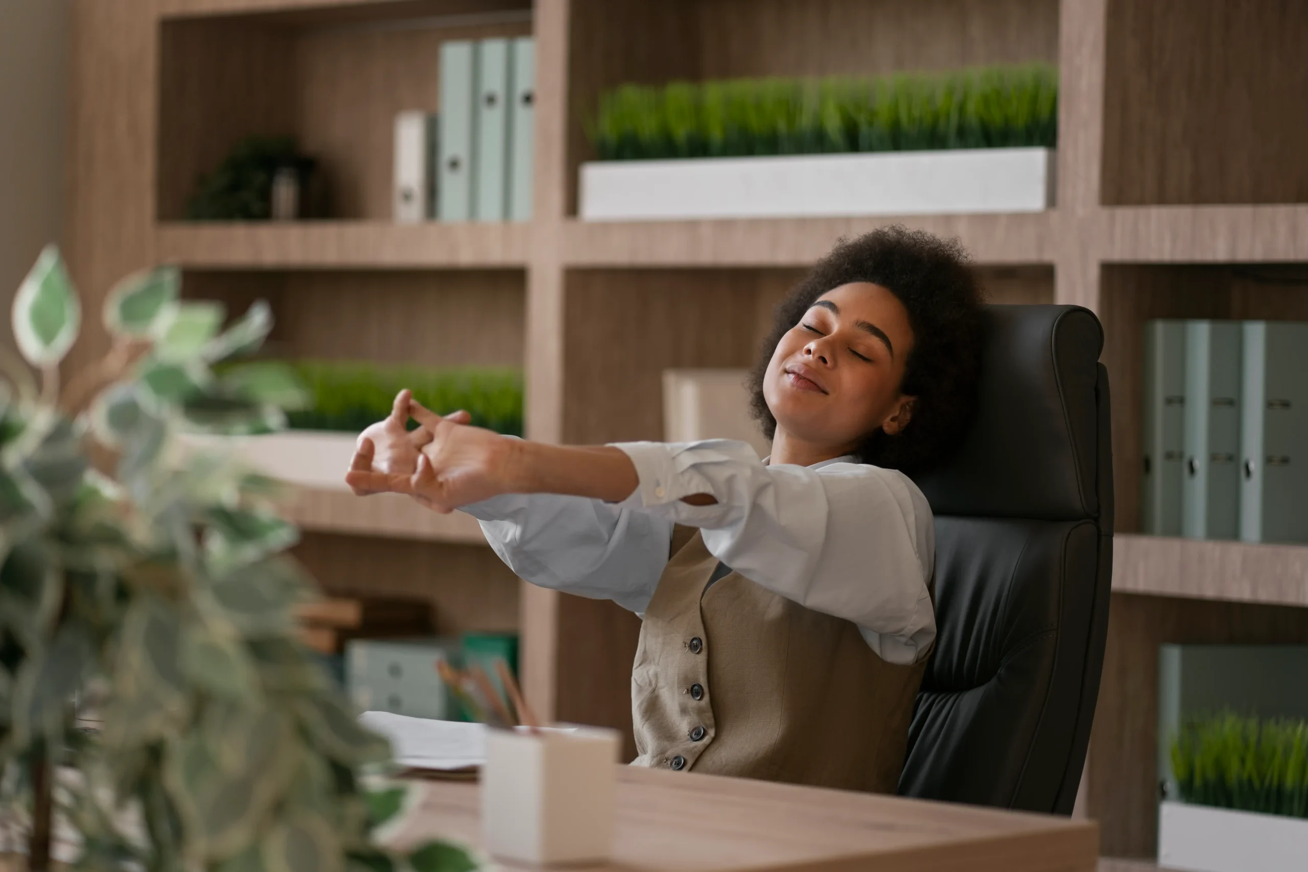 Mulher relaxando durante pausa no trabalho, promovendo saúde mental no ambiente corporativo.