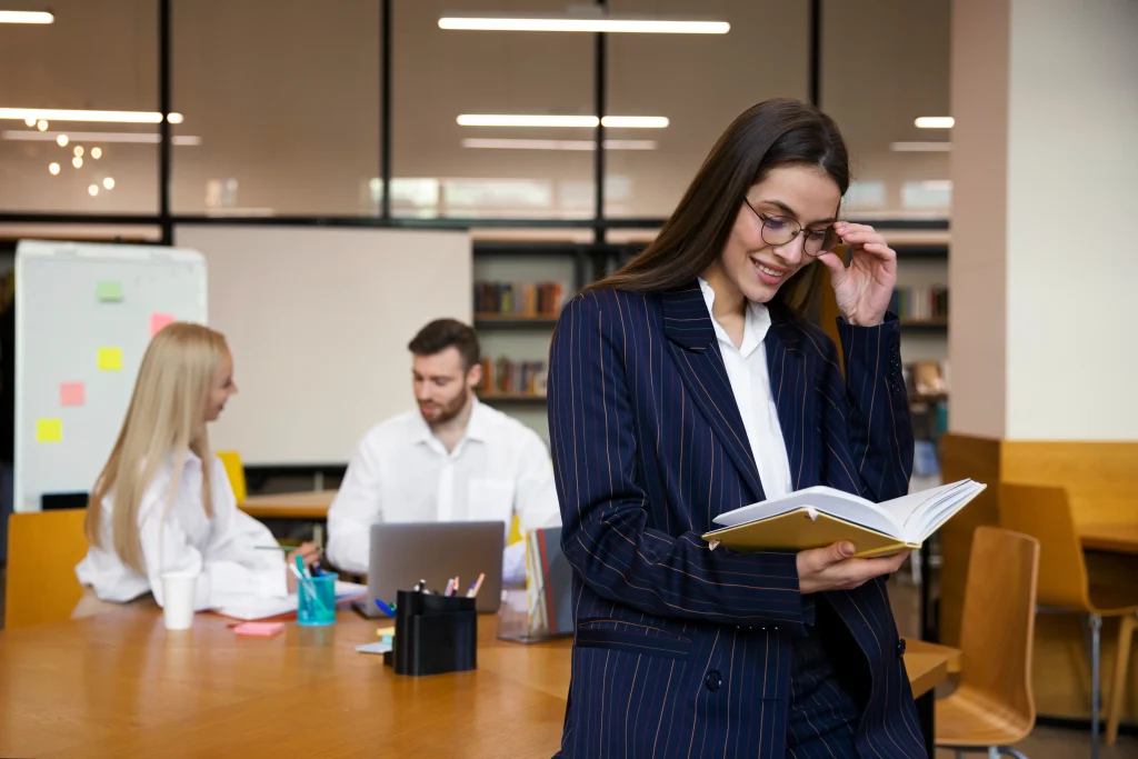 programa de aprendizagem em empresa com jovens aprendizes.