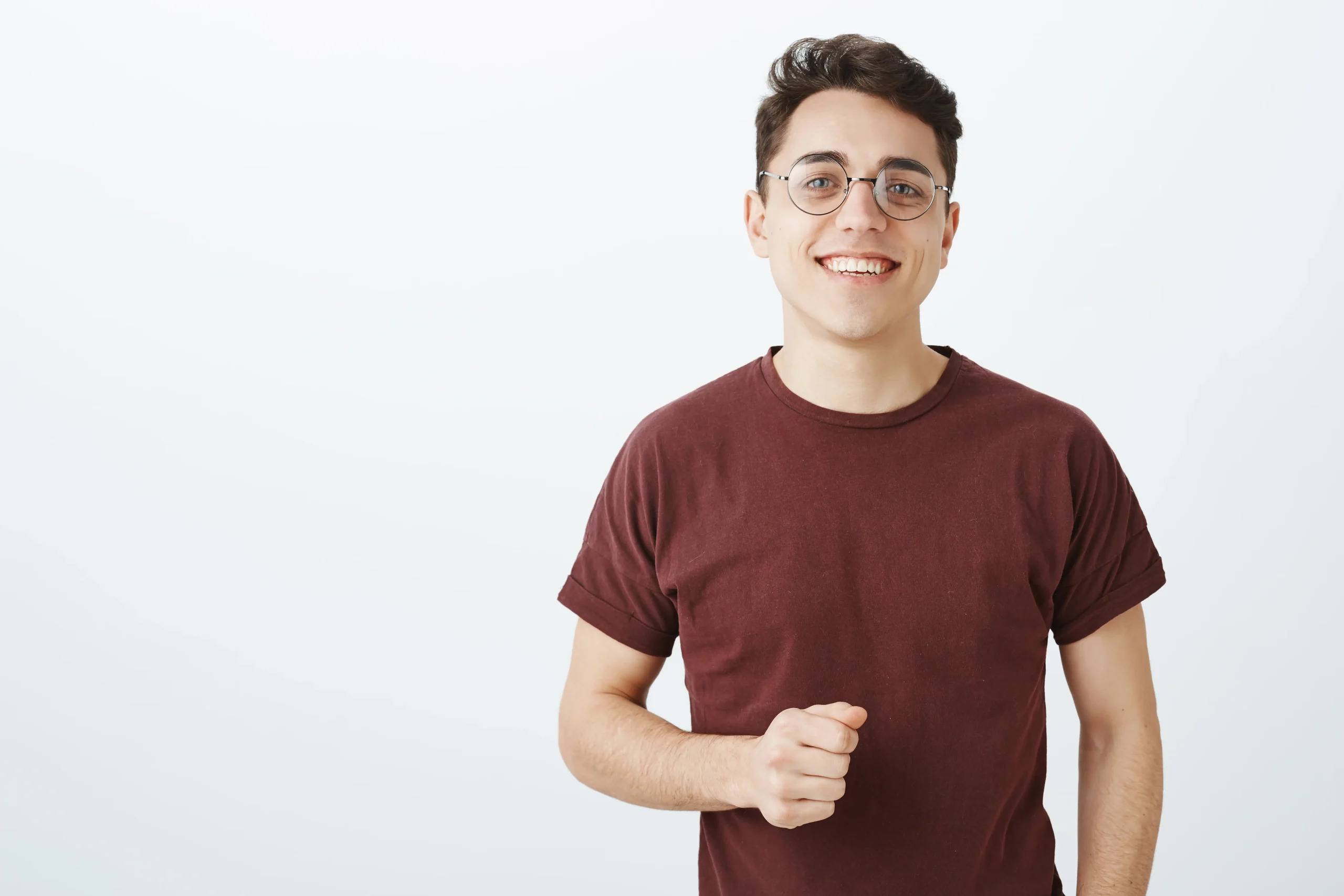 jovem aprendiz desenvolvendo atividades profissionais.
