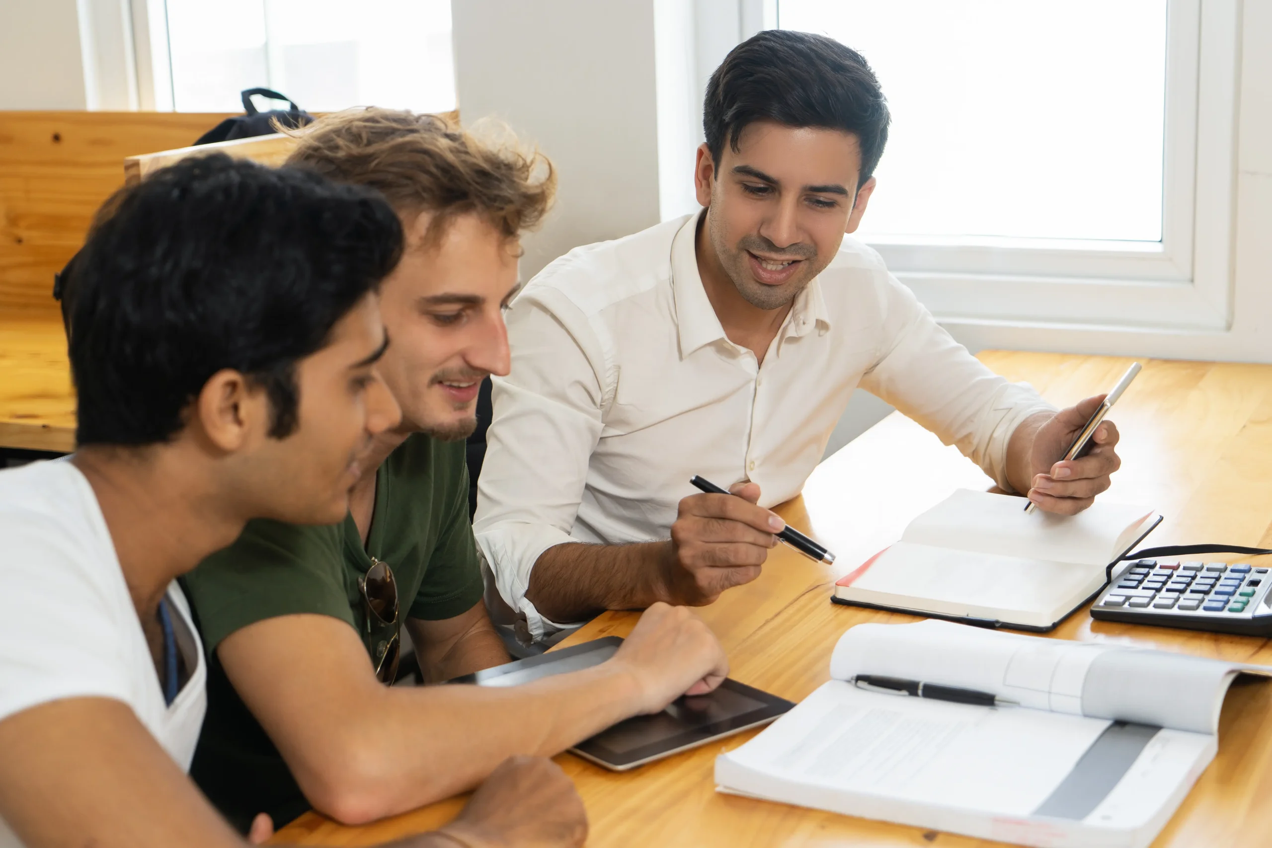 educação financeira para jovens aprendizes com planilha e anotações.
