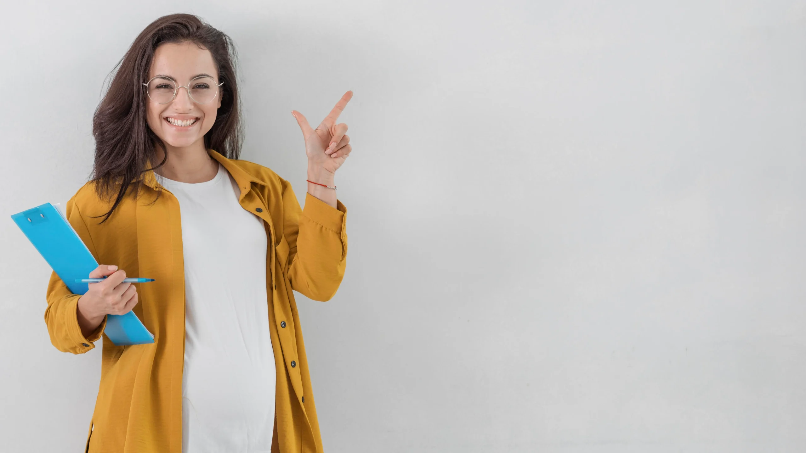 Jovem procurando como conseguir estágio em um escritório