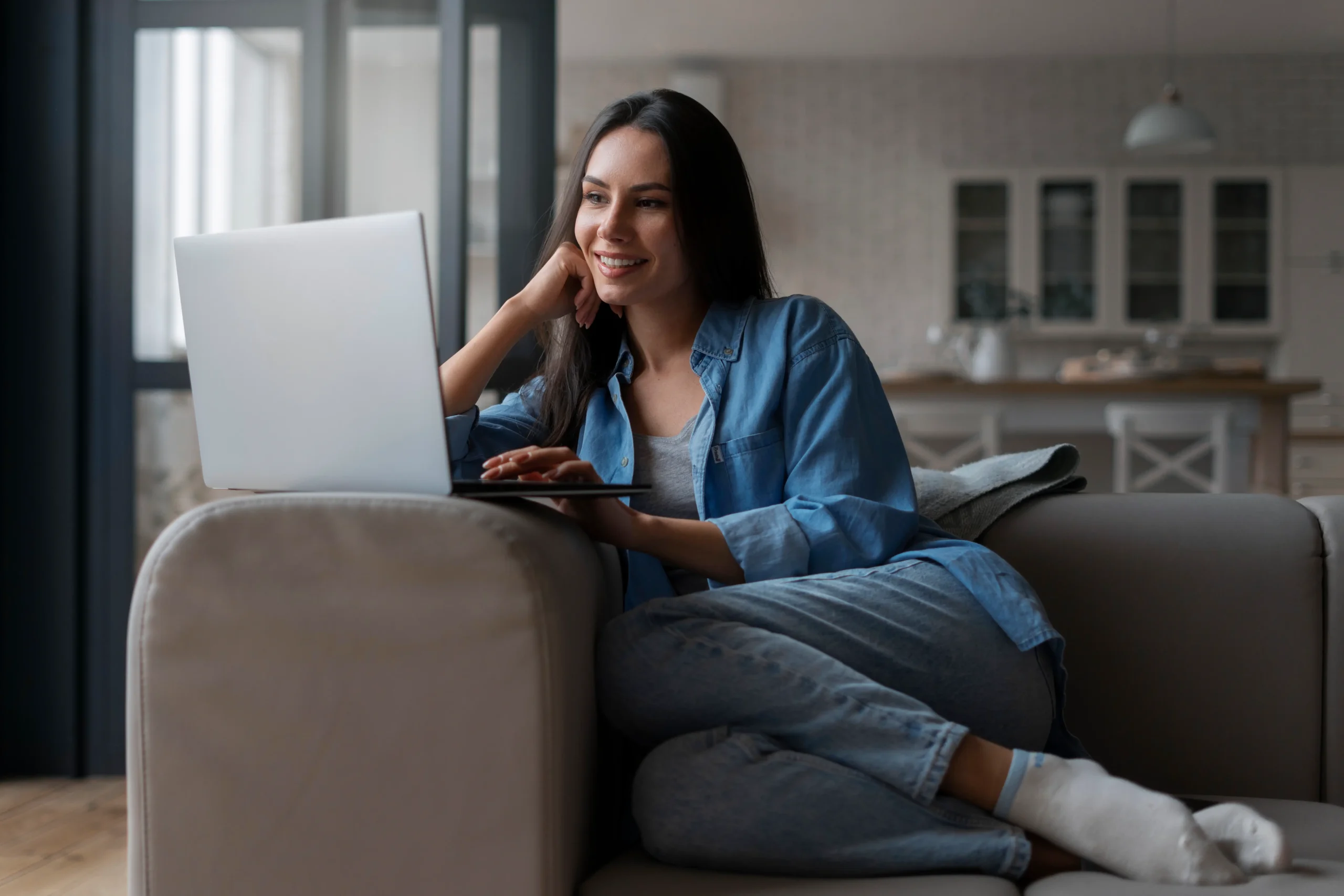 Profissional em home office com documentos e notebook, representando o trabalho remoto com responsabilidade.