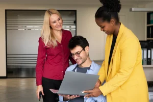 trabalho em equipe para jovens aprendizes em atividade colaborativa.