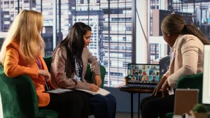 Pessoas conversando sentadas sobre gestão.