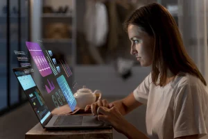 Na imagem uma mulher acessa digitalmente sua rotina de rh