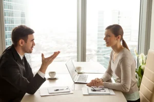 Profissionais em reunião lidando com um conflito no ambiente de trabalho