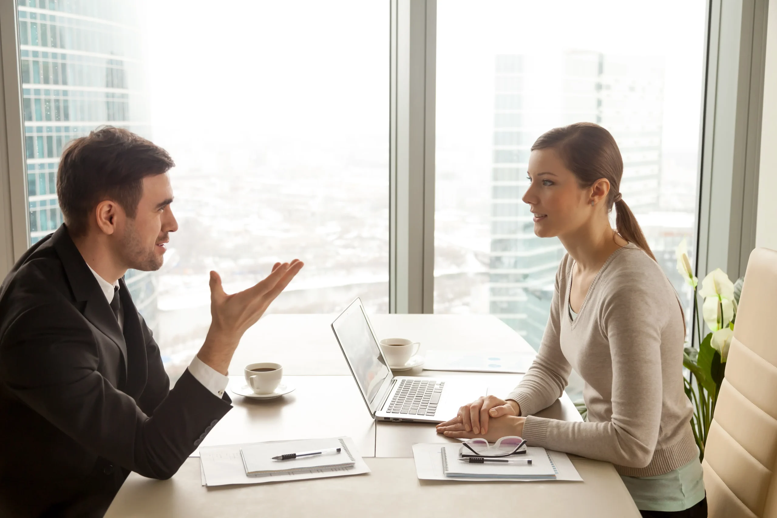 Profissionais em reunião lidando com um conflito no ambiente de trabalho