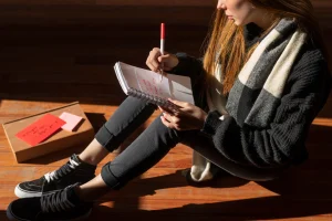 Jovem pensando sobre seus talentos e habilidades naturais.