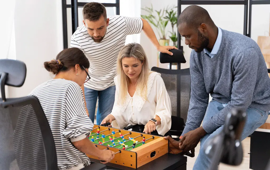 Na imagem pessoas usam a gamificação