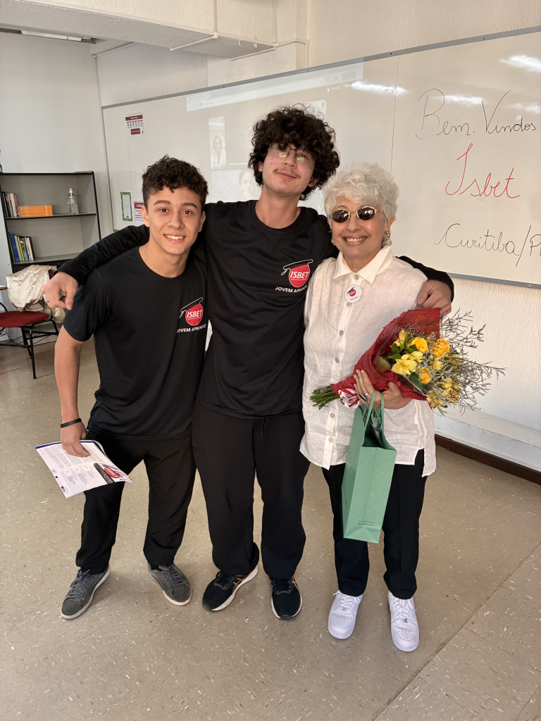 Regina Helena Santos sendo homenageada