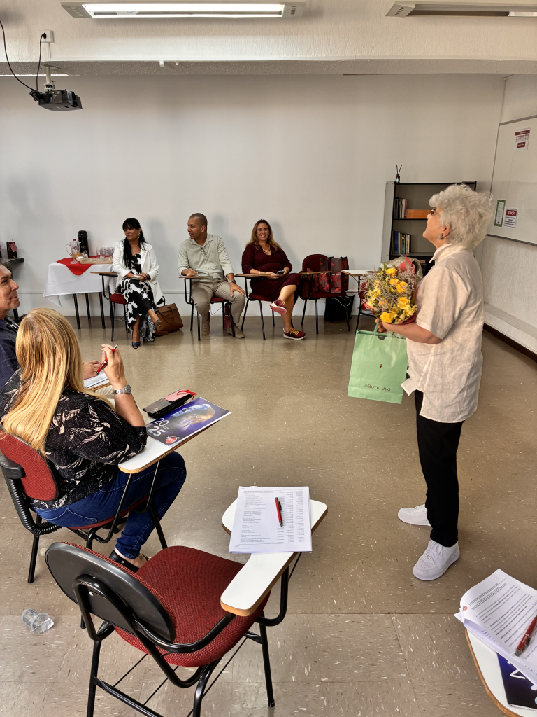 Regina Helena Santos sendo homenageada