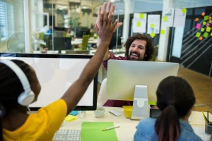 Profissionais desenvolvendo competências de liderança durante reunião em equipe no ambiente corporativo