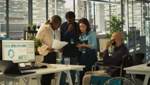 Profissionais de diferentes idades trabalhando juntos em equipe representando diversidade geracional nas empresas