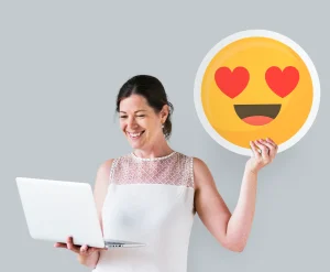Jovens profissionais desenvolvendo inteligência emocional no trabalho durante atividade em equipe