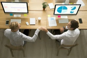 Profissionais realizando reunião corporativa para desenvolver novas parcerias estratégicas