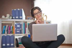 Equipe corporativa reunida discutindo estratégias para reduzir turnover com programas de aprendizagem