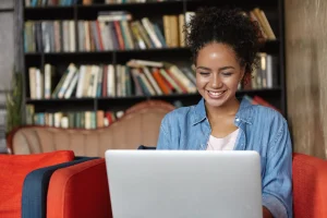 Jovem estudando em notebook e desenvolvendo novas habilidades profissionais