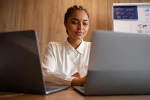 Jovens planejando carreira profissional e crescimento no mercado de trabalho