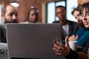 Jovens desenvolvendo comunicação no trabalho durante reunião profissional em equipe